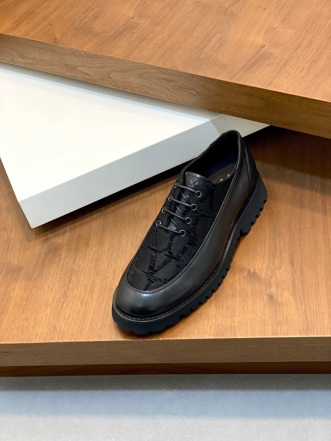Men's shoes 💰740 VALENTINO Valentino's new men's fashionable casual leather shoes. These leather shoes are made of imported cowhide leather uppers, dyed calfskin lining and calfskin insoles. The upper foot is soft, comfortable and breathable. Comes with complete packaging in the original box! Visible details and quality. Size: 39-44 (customized at 38.45.46)